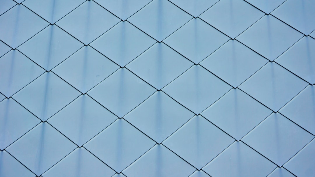 Jaki klej do siatki i styropianu wybrać na elewację?