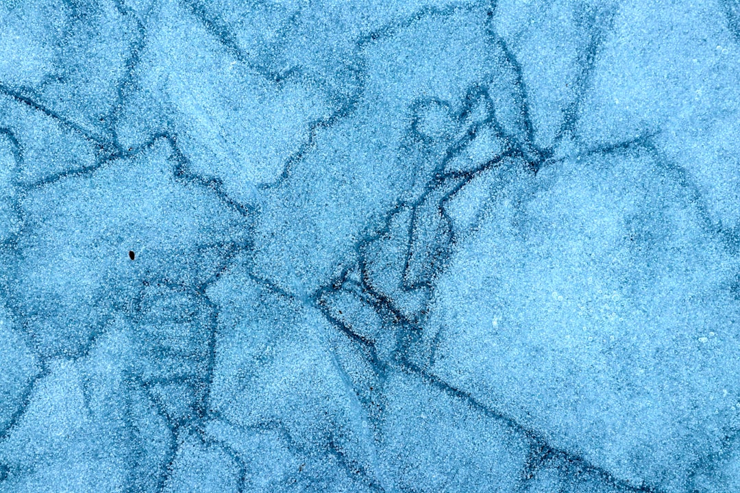 Klej do płytek na zewnątrz – jak wybrać produkt mrozoodporny?