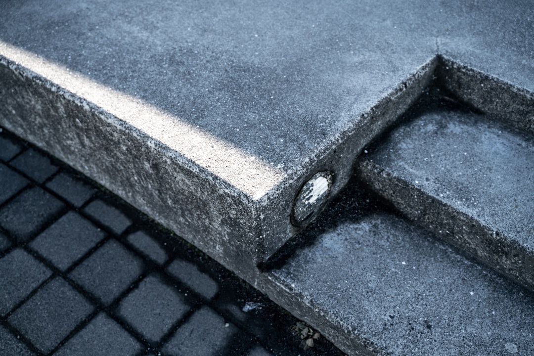 Jaki klej do płytek na beton?