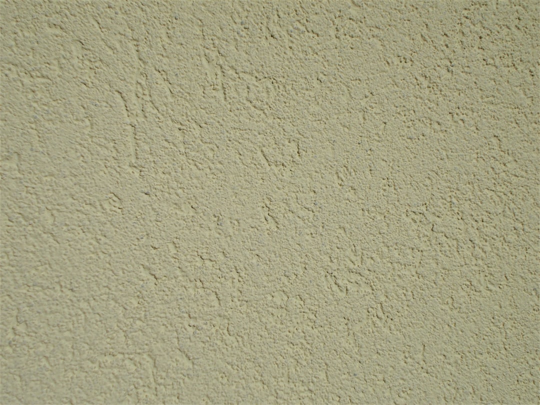 Jaki grunt do ścian wybrać przed malowaniem?