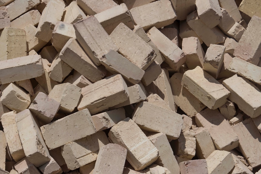 Grunt pod płytki – jak wybrać odpowiedni preparat?