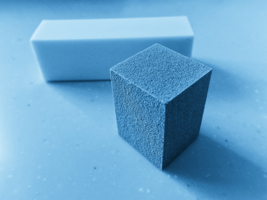 Klej do siatki na styropianie – jak go wybrać i poprawnie nałożyć?