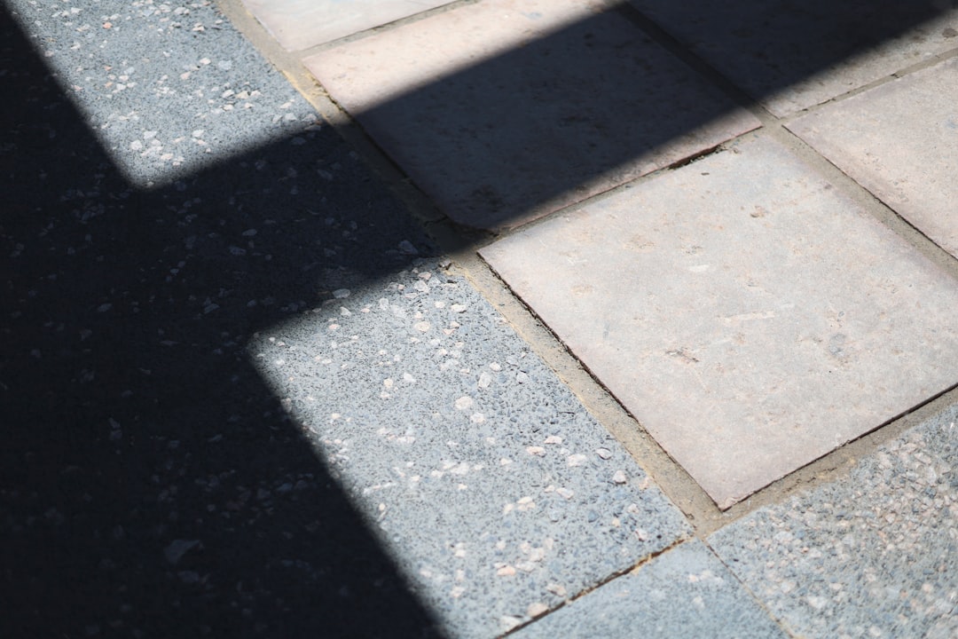 Tynkowanie wewnętrzne – jak wybrać odpowiedni tynk?